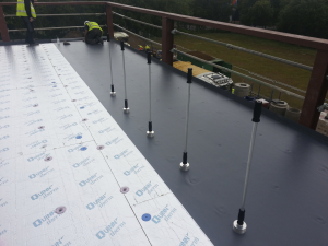 The 600-square-meter flat roof was securely fixed in place using a new heat-induction welding tool combined with a chalk marker indication system for speed and efficiency.