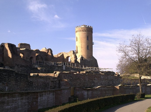 Photo 17. The Sunset (Chindia) Tower in Târgoviște, erected by Vlad the Impaler in the 15th century. Photo Vvssmmaann, Creative Commons Attribution.