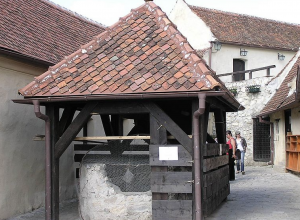 Photo 19. A well in the Râșnov fortress from the14th century shows a fish-scale ceramic tile roof. Photo: L. Kenzel, Creative Commons Attribution.